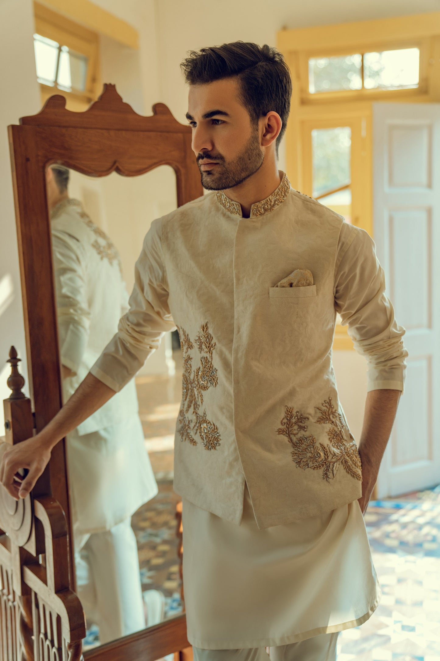 WHITE EMBROIDERED WAISTCOAT