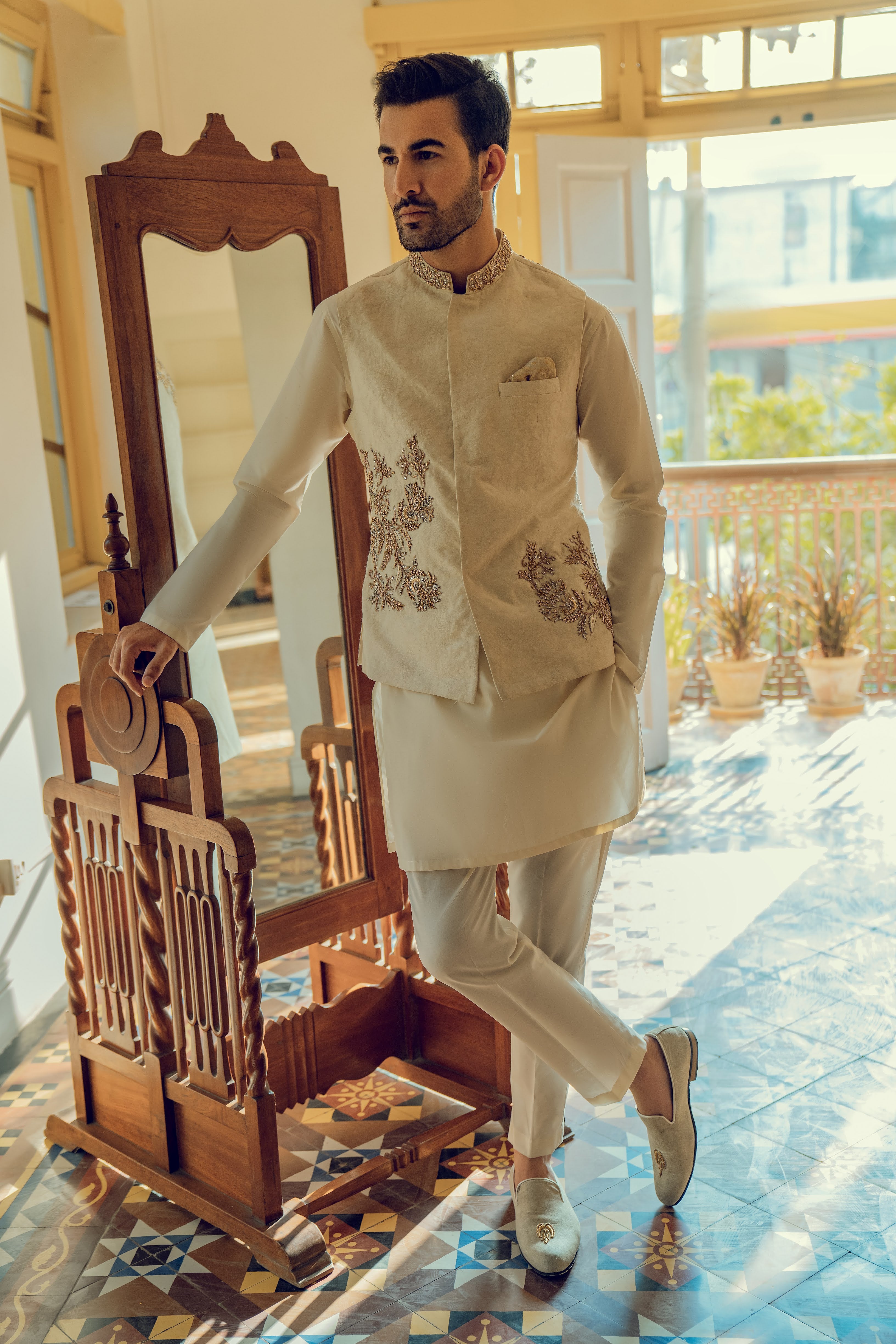 WHITE EMBROIDERED WAISTCOAT